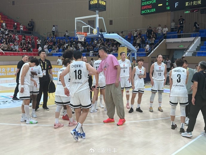 殺進(jìn)FIBA亞洲女籃聯(lián)賽決賽！杜鋒賽后跟廣東女籃全隊致意