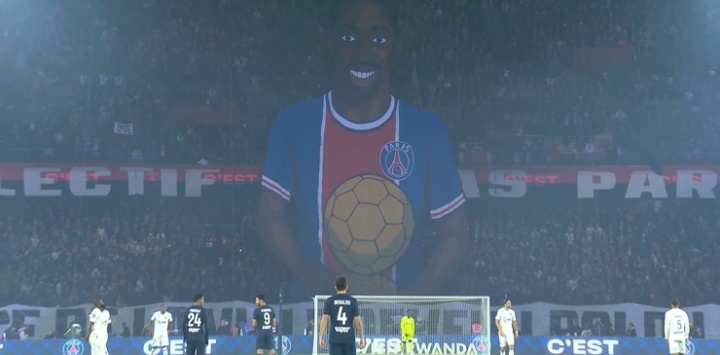 球迷展示巨型TIFO，慶祝登貝萊喜提金球獎和恩里克獲頒克魯伊夫獎