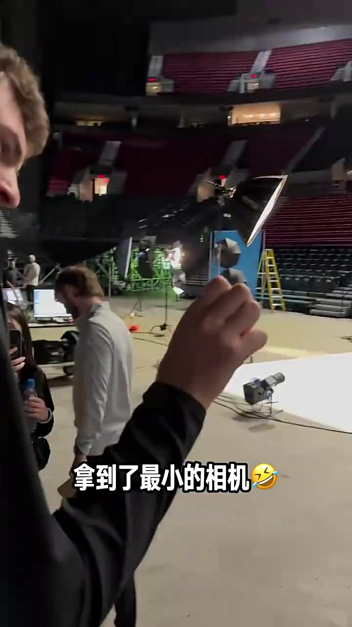 哈哈！新賽季媒體日克林根和楊瀚森拿著(zhù)微型相機互拍