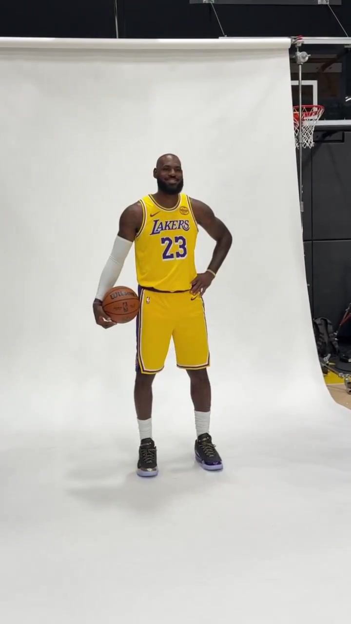 NBA官推曬詹姆斯拍攝定妝照：LBJ參加史無(wú)前例的第23個(gè)媒體日！
