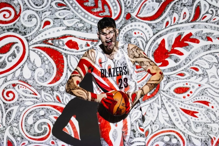開(kāi)拓者首發(fā)中鋒？克林根社媒曬顏色絢爛的定妝照：NBA第二年